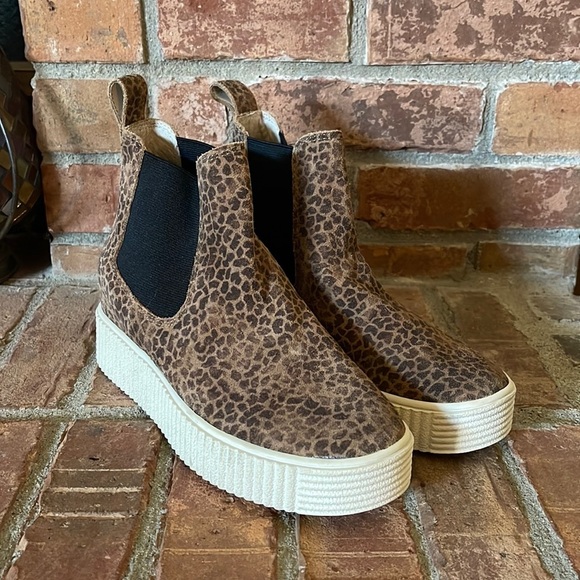 Dolce Vita Cola H20 Suede Ankle Leopard Cheetah Chelsea Boots - Picture 1 of 7